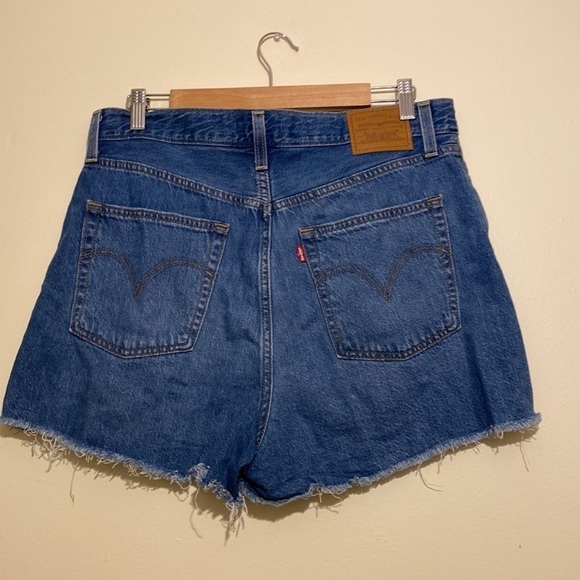 Levis Ribcage Shorts - Picture 6 of 15